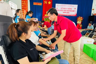 Đông đảo cán bộ, công chức, người lao động tại thị xã Ayun Pa tham gia hiến máu tình nguyện. Ảnh: Vũ Chi