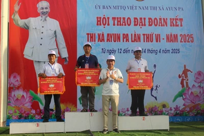 Chủ tịch Ủy ban MTTQ Việt Nam thị xã Mai Thế Phụng trao giải toàn đoàn cho các tập thể xuất sắc tại hội thao Đại đoàn kết thị xã Ayun Pa lần thứ IV, năm 2025. Ảnh: Vũ Chi