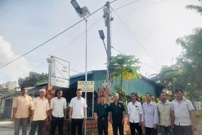 Ủy ban MTTQ Việt Nam xã và các tổ chức chính trị xã hội xã Ia Rbol khánh thành công trình thắp sáng đường quê tại buôn Rưng Ma Nhiu và buôn Hiao. Ảnh: Thanh Dung