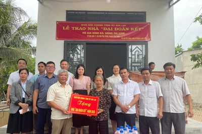 Ban Nội chính Tỉnh ủy phối hợp với chính quyền địa phương bàn giao nhà Đại đoàn kết cho gia đình bà Nông Thị Căm (tổ dân phố 1, thị trấn Phú Thiện, huyện Phú Thiện). Ảnh: Vũ Chi