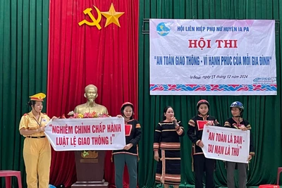 Phần thi thi ý tưởng sáng tạo tuyên truyền Luật an toàn giao thông của đội thi xã Chư Mố. Ảnh: Vũ Chi