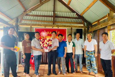 Chủ tịch UBND xã Ia Pa Lê Tiến Mạnh (thứ 4 từ trái sang) tặng hoa chúc mừng các thành viên Hợp tác xã Nông nghiệp và dịch vụ Hải Đăng. Ảnh: Vũ Chi