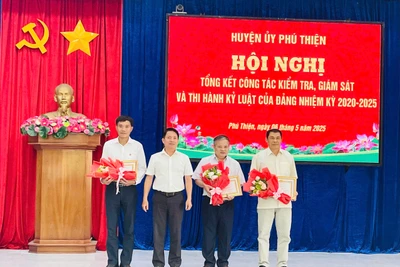 Bí thư Huyện ủy Trần Trung Hiếu (thứ 2 từ trái sang) tặng giấy khen cho các tập thể có thành tích xuất sắc trong thực hiện công tác kiểm tra, giám sát và kỷ luật của Đảng, nhiệm kỳ 2020-2025. Ảnh: Vũ Chi