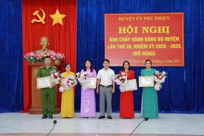 Bí thư Huyện ủy Phú Thiện Trần Trung Hiếu tặng giấy khen của Ban Thường vụ Huyện ủy cho 5 cá nhân đạt tiêu chuẩn “Hoàn thành xuất sắc nhiệm vụ” 5 năm liền (từ năm 2020 đến năm 2024). Ảnh: Hoa Mai