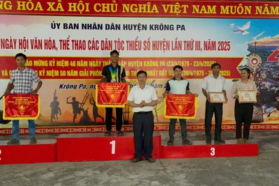 Ông Nguyễn Tiến Đãng-Phó Chủ tịch UBND huyện, Trưởng ban tổ chức Ngày hội trao giải toàn đoàn cho các đoàn nghệ nhân, vận động viên tham gia Ngày hội văn hóa, thể thao các dân tộc thiểu số huyện Krông Pa lần thứ III năm 2025. Ảnh: Vũ Chi