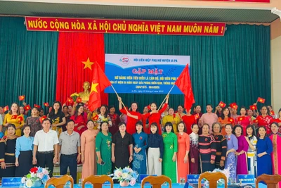 Màn trình diễn áo dài của các chị cán bộ, hội viên phụ nữ đã mang đến không khí sôi động cho buổi gặp mặt. Ảnh: Vũ Chi