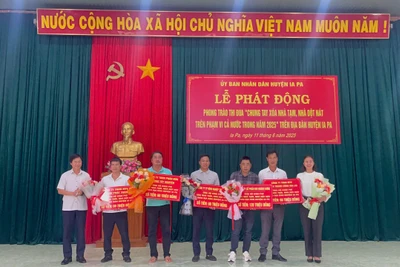 Các tổ chức, doanh nghiệp ủng chương trình xóa nhà tạm, nhà dột nát huyện Ia Pa tại lễ phát động. Ảnh: Vũ Chi