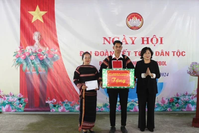 Trưởng ban Dân vận Tỉnh ủy Phạm Thị Tố Hải tặng quà cho cán bộ và Nhân dân bôn Rưng Ma Nhiu nhân Ngày hội Đại đoàn kết toàn dân tộc. Ảnh: Vũ Chi