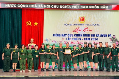 Ban tổ chức Liên hoan Tiếng hát Cựu chiến binh thị xã Ayun Pa trao giải nhất cho xã Ia Sao và phường Đoàn Kết. Ảnh: Vũ Chi