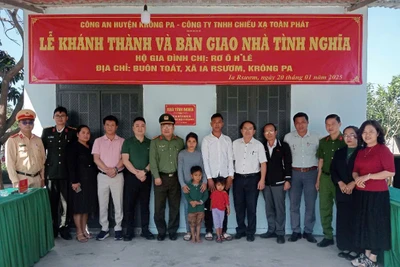 Công an huyện Krông Pa tổ chức bàn giao nhà tình nghĩa cho gia đình chị Rơ Ô Lé (thứ 7 từ trái sang, hộ nghèo khó khăn về nhà ở tại buôn Toát, xã Ia Rsươm). Ảnh: Nguyễn Chi