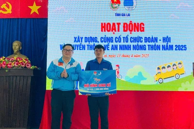Anh Nguyễn Chí Hiếu (bìa trái, Phó Bí thư Tỉnh Đoàn, Chủ tịch Hội đồng Đội tỉnh) tặng mô hình sinh kế cho đoàn viên Đinh In (thôn Plei Pông). Ảnh: Vũ Chi
