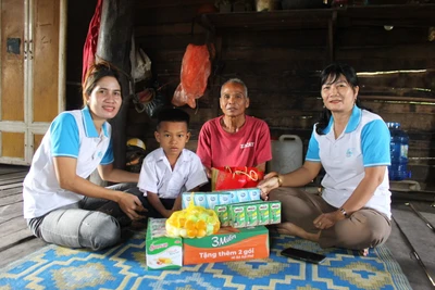 Hội Liên hiệp phụ nữ xã Ia Mrơn thăm, tặng quà Tết cho em Rah Lan Sinh-trẻ mồ côi được Hội nhận đỡ đầu. Ảnh: Vũ Chi