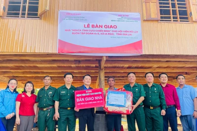 Hội Cựu chiến binh tỉnh Gia Lai phối hợp với các đơn vị tài trợ và UBND xã Ia Rsai bàn giao nhà “Nghĩa tình đồng đội” cho hội viên Rô Lút (thứ 5 từ phải sang). Ảnh: Vũ Chi