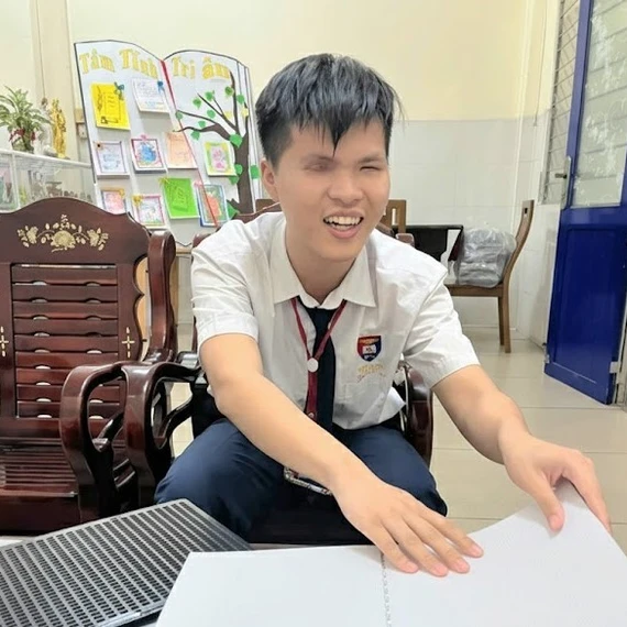 Em Trần Trung Đức luôn giữ nụ cười lạc quan dù phải trải qua nhiều khó khăn. 