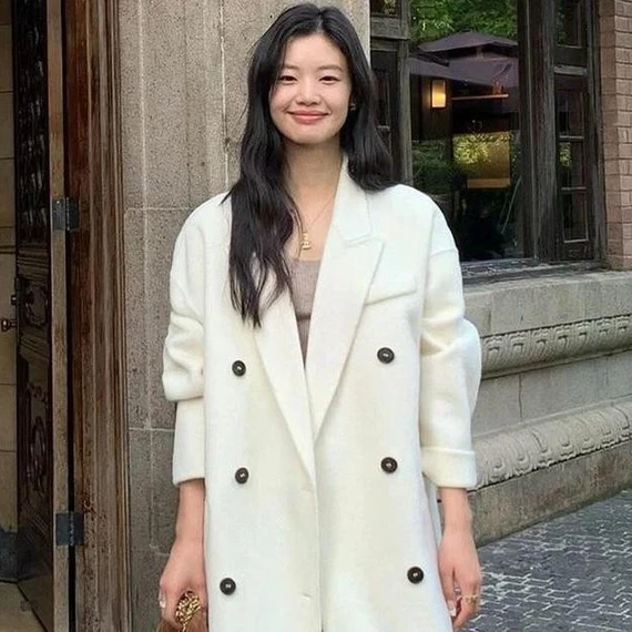 Trench coat màu trung tính dẫn đầu xu hướng thời trang đông này