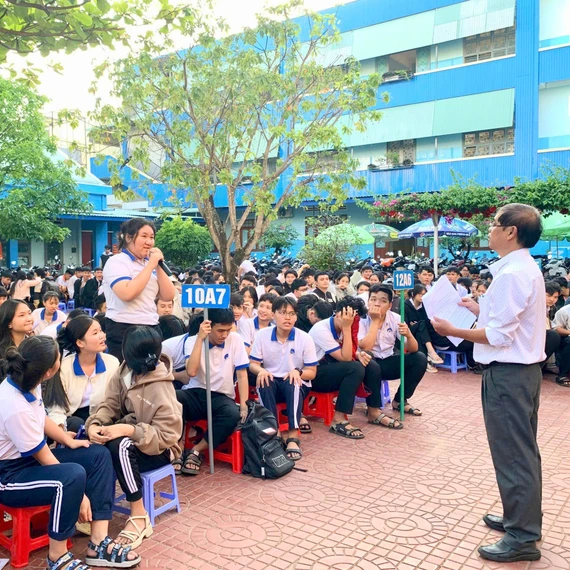 Trung tâm Y tế Quy Nhơn phối hợp với các trường THPT trên địa bàn tổ chức truyền thông, tư vấn về sức khỏe sinh sản, tình dục an toàn, phòng tránh HIV/AIDS. Ảnh: ĐVCC