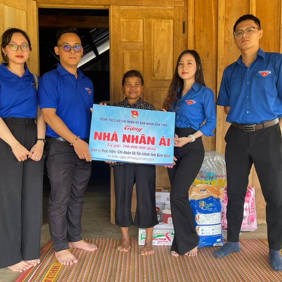 Đoàn UBND tỉnh Gia Lai tặng công trình Nhà nhân ái cho hộ nghèo tại xã An Toàn ngày 24-5. Ảnh: D.L