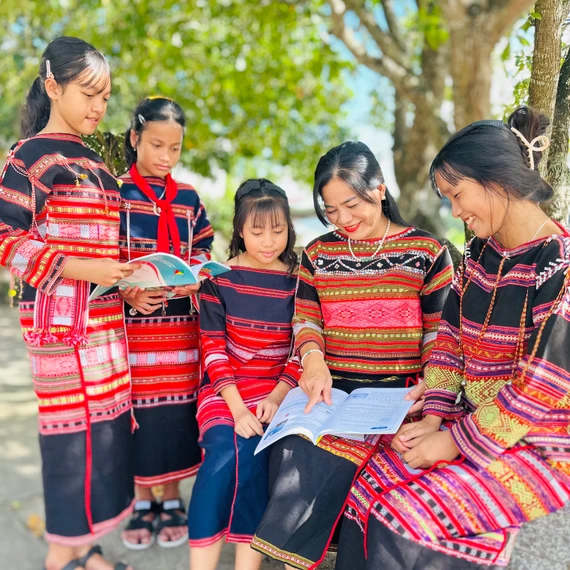 Học sinh Trường THCS bán trú Canh Thuận mặc trang phục truyền thống vào thứ Hai và thứ Năm hằng tuần. Ảnh: D.Đ