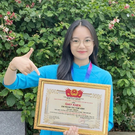 Nữ sinh chuyên Tiếng Anh lập “hattrick” giải quốc gia môn Ngữ văn