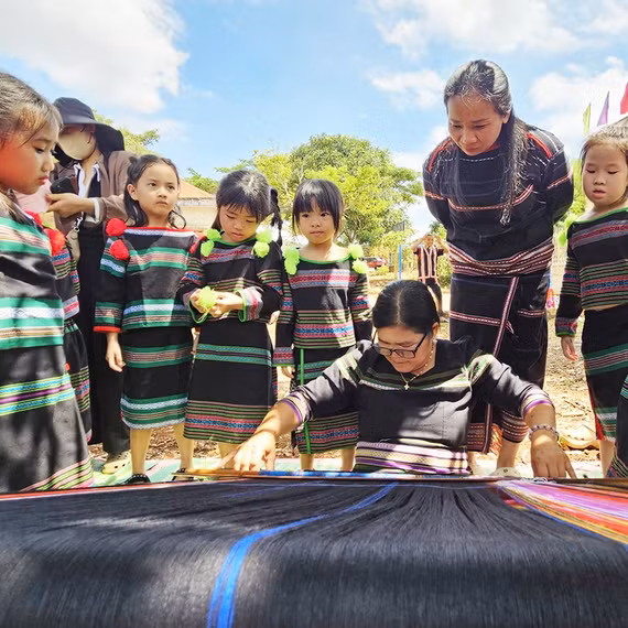 Mở lối đưa học sinh khám phá văn hóa làng Jrai
