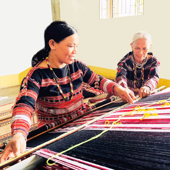 Dáng vóc mới trên thổ cẩm cổ truyền