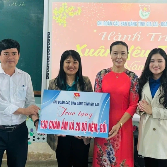 Tặng quà Tết cho học sinh hoàn cảnh khó khăn tại xã Bình Hiệp