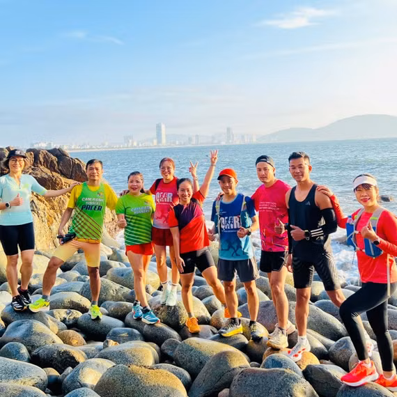 Nhóm runner chạy bộ quanh núi Xuân Vân xuống check-in tại Bãi Trứng. 
