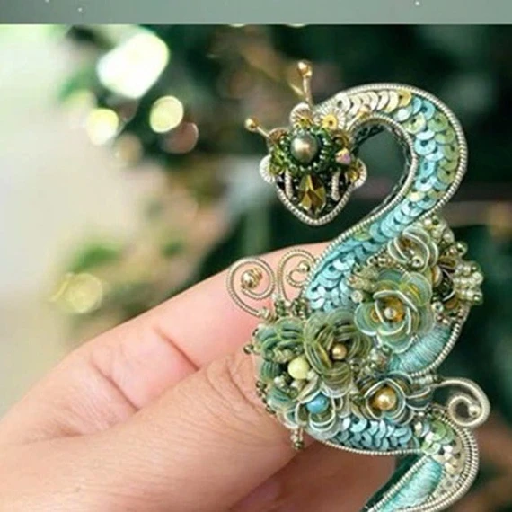 Kiếm hàng chục triệu đồng mỗi tháng nhờ làm ghim cài áo thủ công