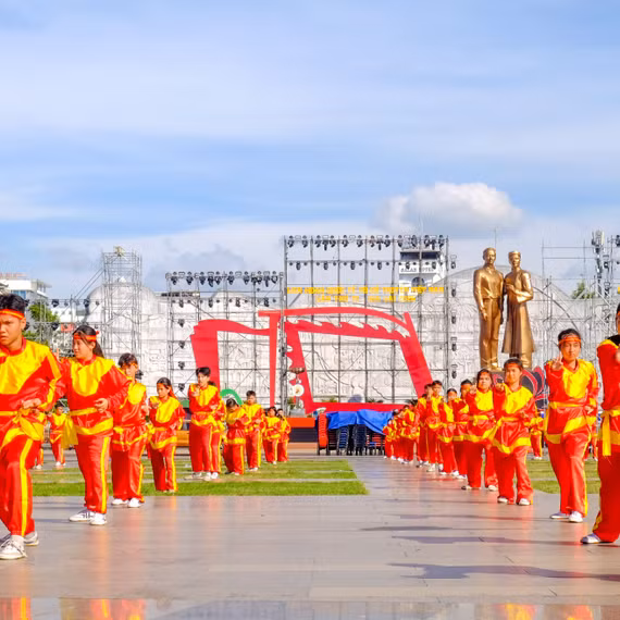 Võ Việt nối những vòng tay