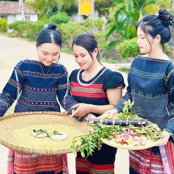 Học sinh trường huyện bảo tồn men rượu cần truyền thống