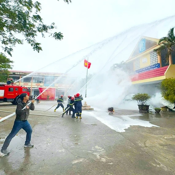 Đak Pơ trang bị kỹ năng phòng cháy, cứu nạn cứu hộ cho giáo viên, học sinh