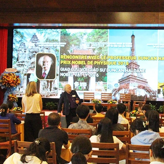 Truyền tình yêu khoa học cho thế hệ trẻ
