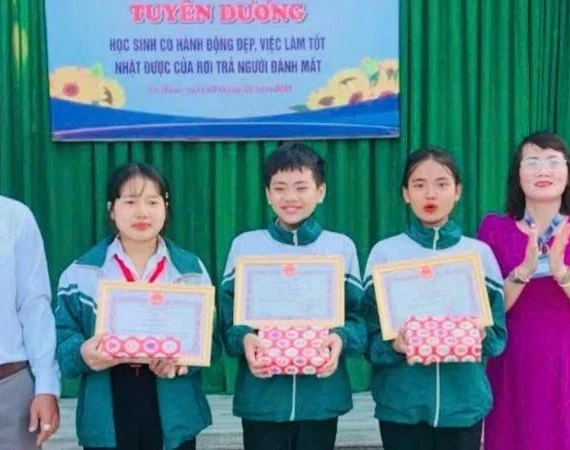 Khen thưởng 3 học sinh nhặt được của rơi, trả lại người đánh mất