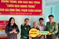 Sư đoàn 31 (Quân đoàn 34), Công an tỉnh và xã Tuy Phước bàn giao nhà cho gia đình ông Phạm Xuân Khánh(người thức 2 bên phải).