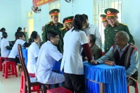 Đoàn Kinh tế - Quốc phòng 715 khám bệnh và tặng quà cho dân 2 xã Ia O và Ia Krái