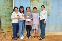 Gia Lai: Trao tiền hỗ trợ học sinh có hoàn cảnh khó khăn vươn lên học tốt