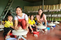 Pleiku: Gần 100 trẻ Trường mầm non Hoa Mai trải nghiệm làm gốm