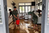 Cán bộ chiến sĩ Trung đoàn 739 (Bộ CHQS tỉnh Gia Lai) dọn dẹp bùn đất tại Bệnh viện Lao và Bệnh phổi Quy Nhơn.