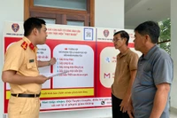Cán bộ Phòng Cảnh sát giao thông Công an tỉnh Gia Lai hướng dẫn người dân một số nội dung liên quan đến thủ tục nộp phạt nguội.