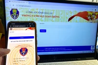 Người dân dễ dàng tra cứu số giấy phép lái xe trên điện thoại với chỉ vài thao tác. 