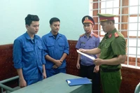 Hai đối tượng (từ trái sang) Lịnh, Quốc bị khởi tố, tạm giam về hành vi tổ chức sử dụng trái phép chất ma túy.