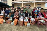 Công an tỉnh Gia Lai phối hợp doanh nghiệp và địa phương tặng quà cứu trợ cho người dân xã Tuy Phước