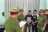 Hai đối tượng (từ trái qua) Vinh, Hảo tại thời điểm bị khởi tố, bắt tạm giam