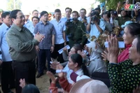 Thủ tướng Chính phủ Phạm Minh Chính động viên bà con xã Đề Gi đoàn kết để khắc phục hậu quả cơn bão số 13