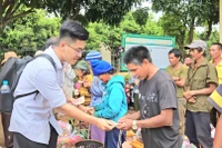 Mang yêu thương về buôn làng
