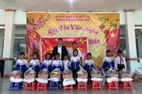 Trao quà Tết cho học sinh khó khăn của Trường Tiểu học và THCS Đinh Núp