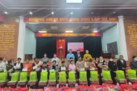 Trao 120 suất quà Tết cho người nghèo và nạn nhân chất độc da cam xã Chư Sê