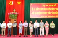 An Khê ra mắt cuốn sách “Địa chí An Khê” và phát động phong trào “Bình dân học vụ số”. Ảnh: Ngọc Minh