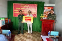 Trung đoàn Thông tin 29 bàn giao căn nhà đầu tiên trong “Chiến dịch Quang Trung”