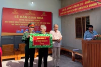 Bàn giao nhà trong “Chiến dịch Quang Trung” ở xã Tuy Phước